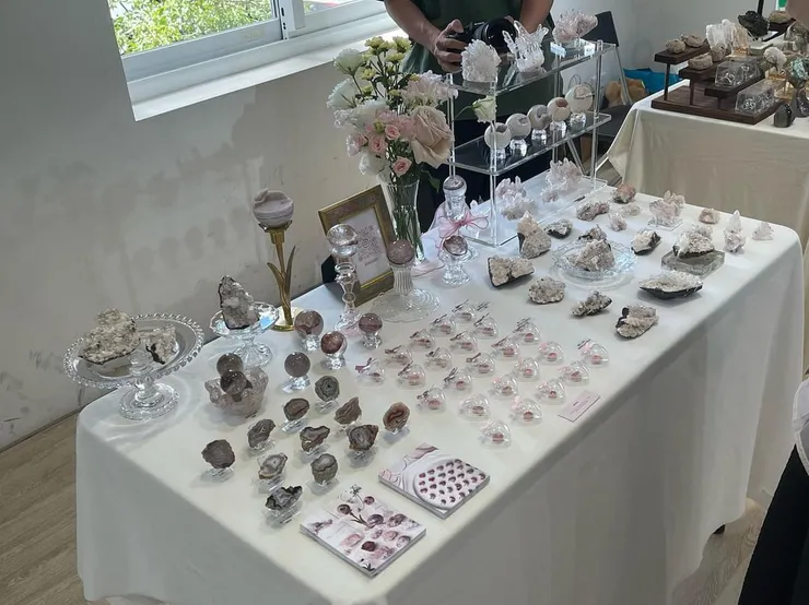 台北礦物市集上可以看到各個品牌在礦石選物與陳列上的細膩巧思