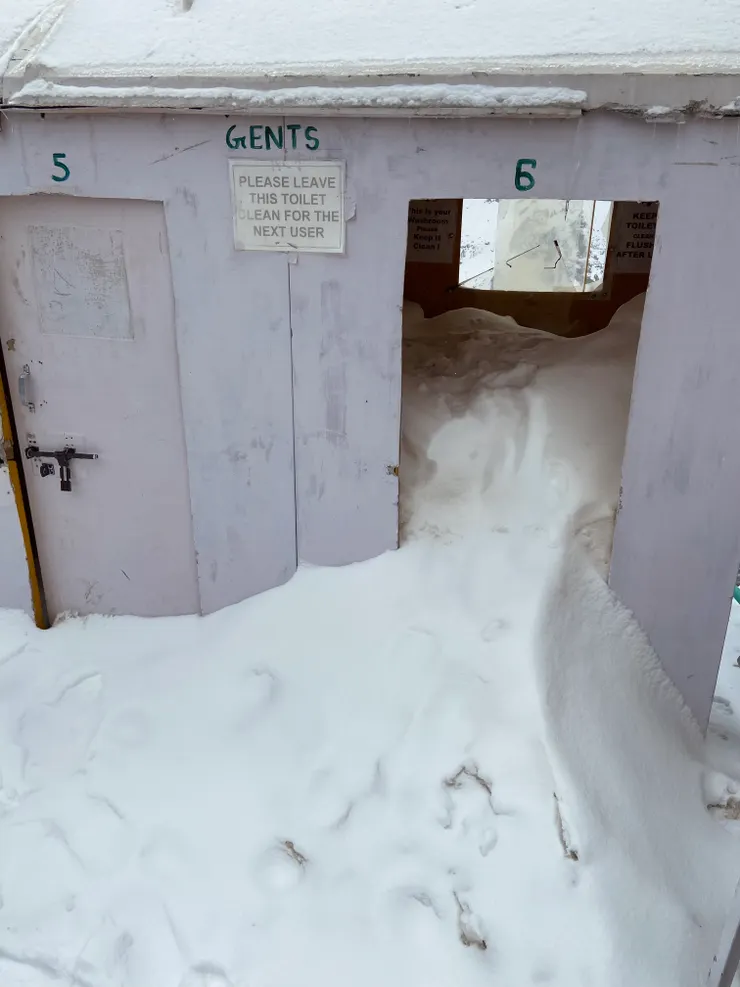 高海拔公路區，休息站的廁所，對於生長在亞熱帶氣候台灣的我，這一幕既荒謬又有趣