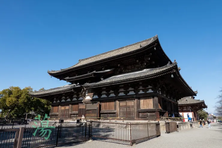 堂裡的佛像很莊嚴。