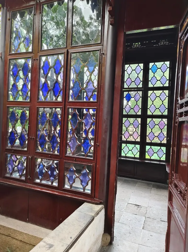 銀杏木雕鑲嵌彩色玻璃