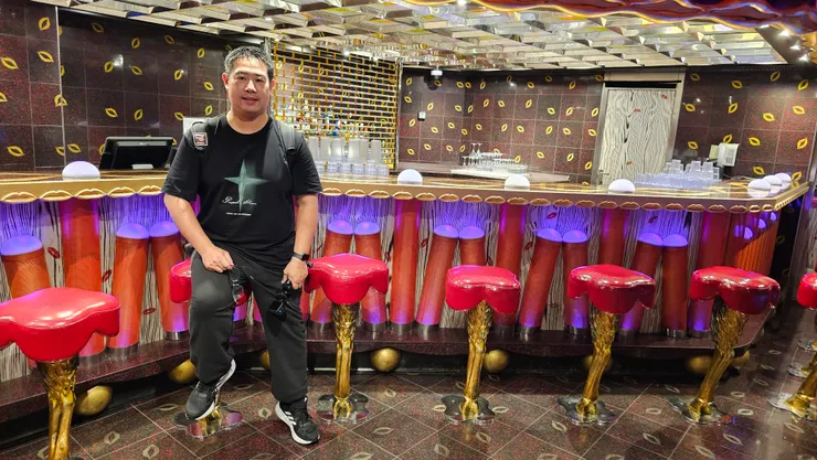 莎倫娜號的酒吧!