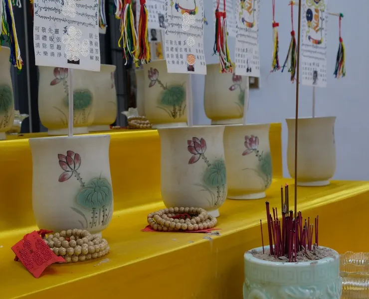 同時為往生者辦理皈依，經加持星月菩提佛珠，法會圓滿後一併燒化。