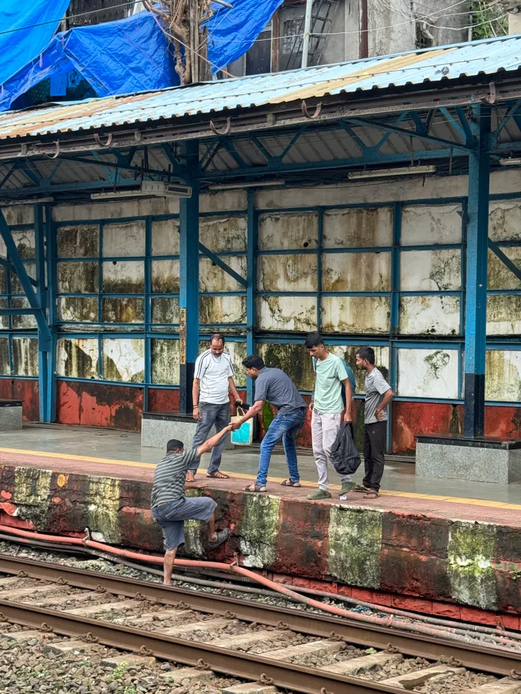 印度人直接穿越軌道去對面