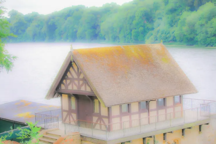 布雷尼宮湖畔旁的船㮧