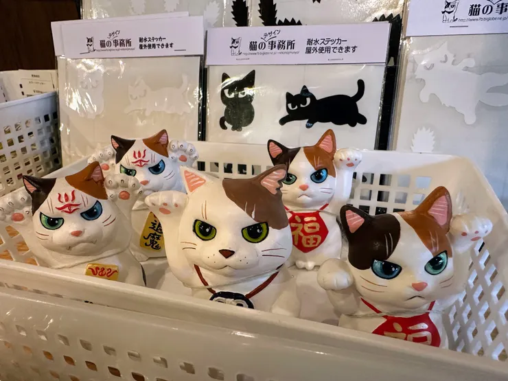 各種貓咪的公仔很可愛