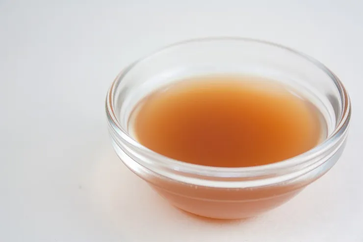 蘋果醋。By Veganbaking.net from USA - Apple Cider Vinegar, CC BY-SA 2.0