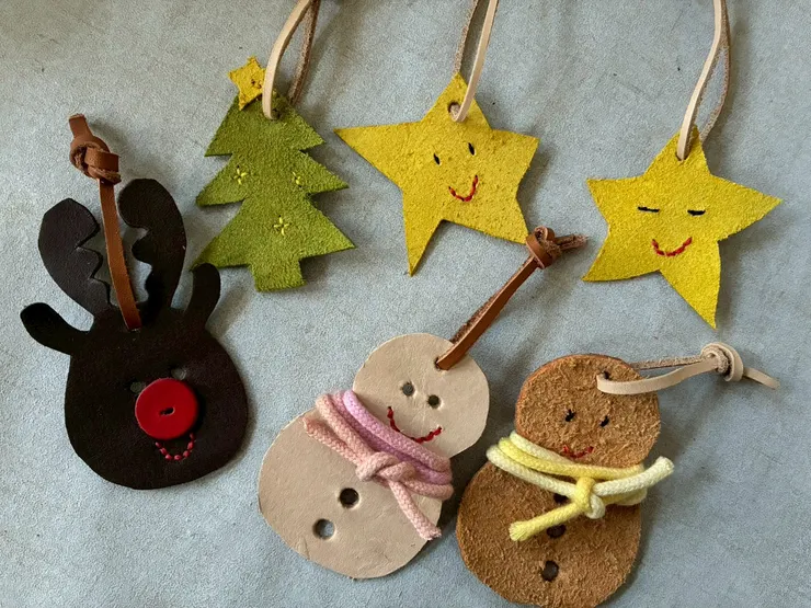 用麂皮、榔皮跟植鞣革做成的聖誕小物！