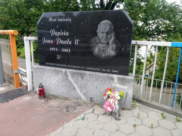 城市橋（Stadtbrücke （Görlitz）），又稱「教宗若望保祿二世橋」，因教宗來自波蘭，且主張和解與團結，曾提案以教宗之名命名，最後還是選擇較中性的稱呼