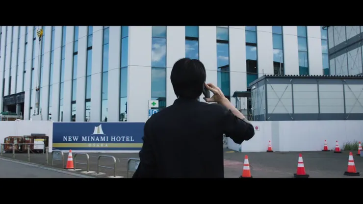 電影的首尾都用狂兒的背影展現他不願正面示人的脆弱與情感