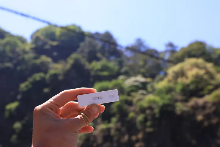 四月與馬遠布農族丹社群青年一起回家的十天旅程，在丹大吊橋下Covid快篩陽性，前無古人後無來者，卻也成為了這趟回家之路最戲劇化的篇章。而這段故事也成為了人生第一本著作——《記憶砌成的石階》