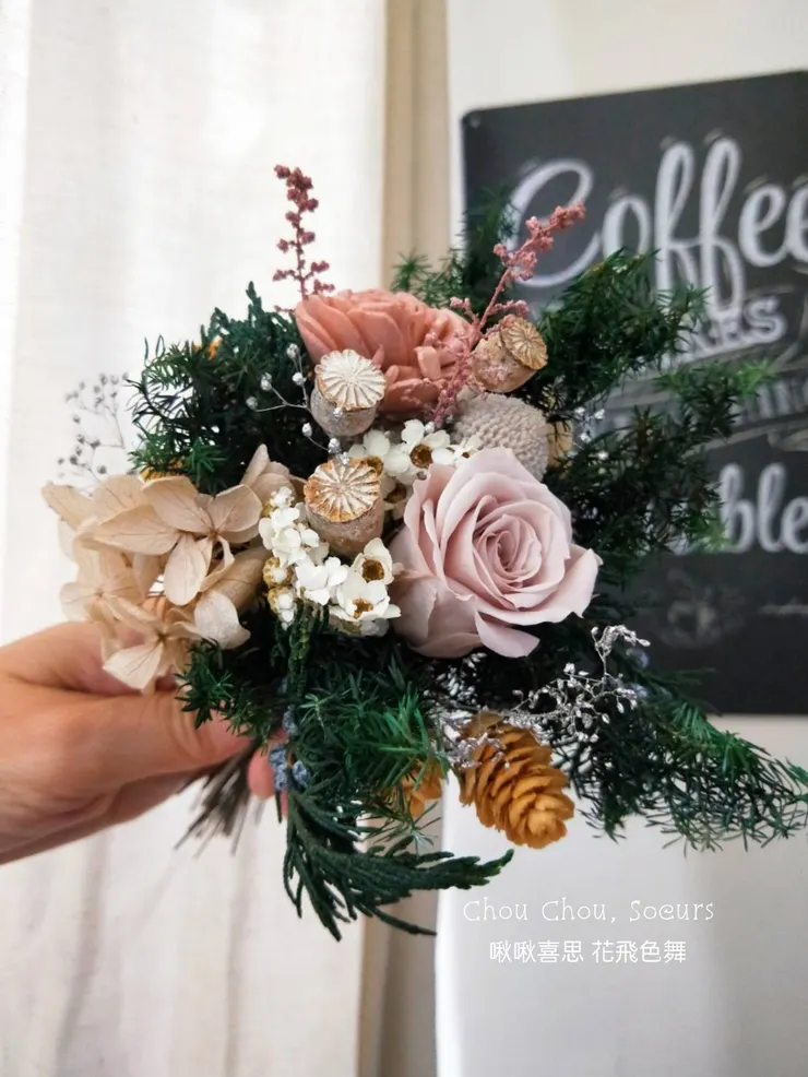 使用雪松加花材做的小花束也很有聖誕氛圍喔