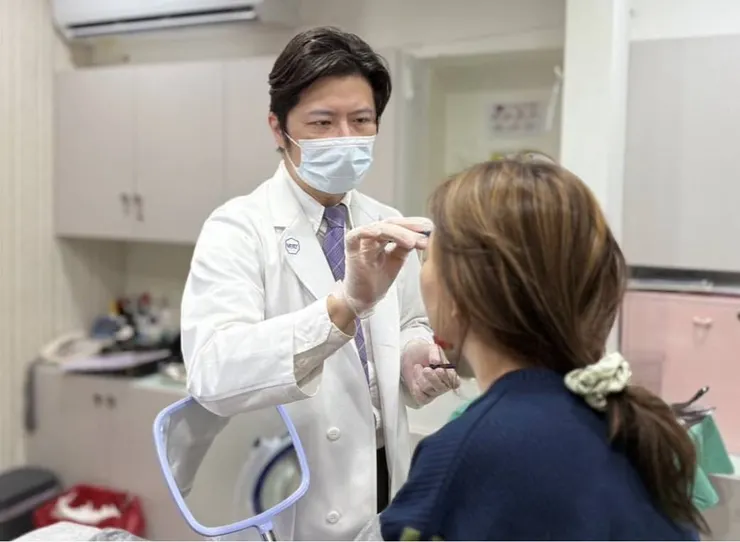 圖說：陳榮峰醫師進行術前評估，了解患者膚況與需求；圖中患者與本文無關。（圖／環球診所）