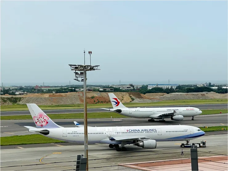 搭飛機對某些孩子來說是遙不可及的夢。〔攝於桃園機場〕