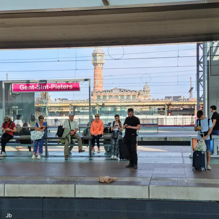 【班車中途因為電力出問題，還是被迫在Gent-Sint-Pieters轉車。】