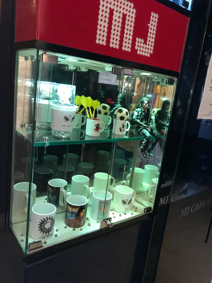 這裏是樓下cafe另一個門口，展櫃下層那些馬克杯以前也有賣，現在沒有了。