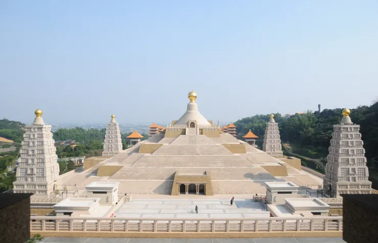 佛光山佛陀紀念館本館覆缽塔、四聖塔