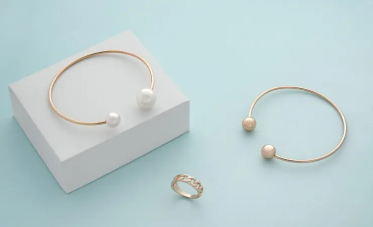 質感精緻的「微奢輕珠寶」，像是手環和戒指，都是不會出錯的選擇。圖/123RF圖庫