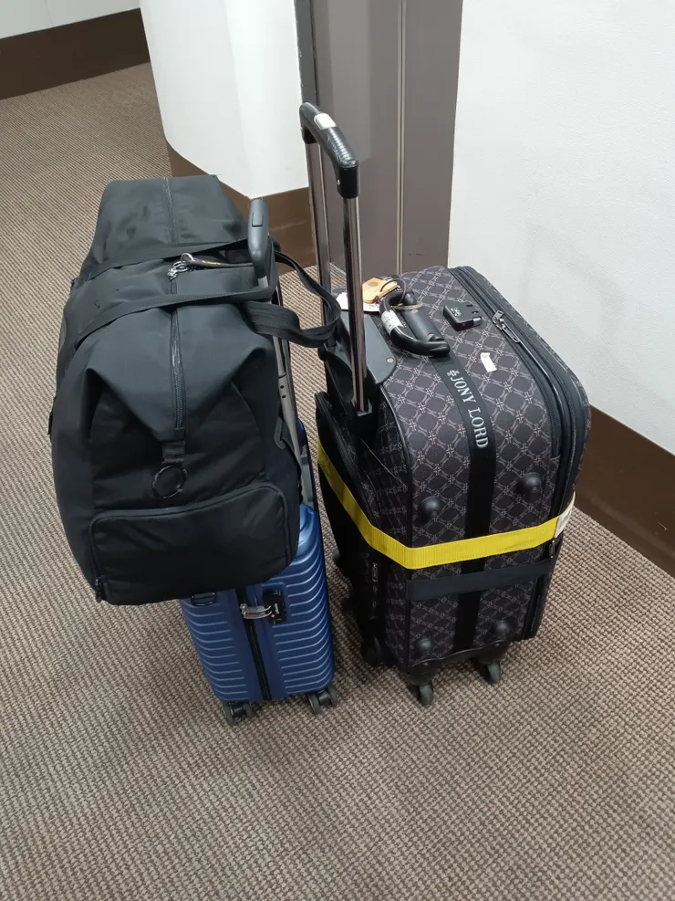 把能賣的東西出清，還需要的東西寄回台灣，最後隨身的行李剩下這一大一小的行李箱與行李袋，也包含了對我十分重要的跆拳道用的護具。