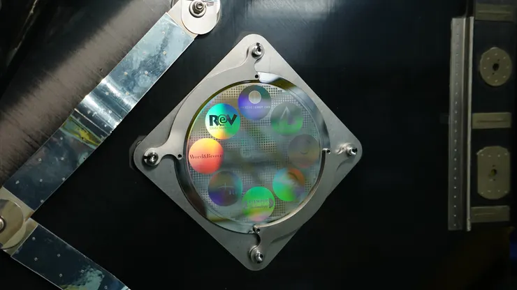 搭載多位藝術家作品的鎳金屬光碟，右側圓圈為方舟月球藝術典藏的標誌