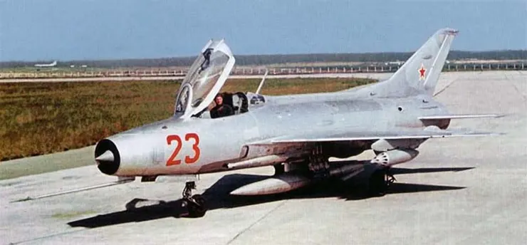 一架在機翼下方攜帶S-5火箭彈的米格21,使用UB-16-57U火箭巢。S-5火箭彈徑57毫米,這一型號火箭是在二戰結束後受到德國以火箭彈對付英美戰略轟炸機群的經驗影響,加上空對空飛彈尚未誕生,為了在未來對抗西方轟炸機而發展的。火箭最大射程1800米,裝藥400公克,使用碰撞引信。注意這是一架米格21F,該型號是米格21最早的服役型號,但也僅生產了79架,隨後全面轉產米格21F-13。