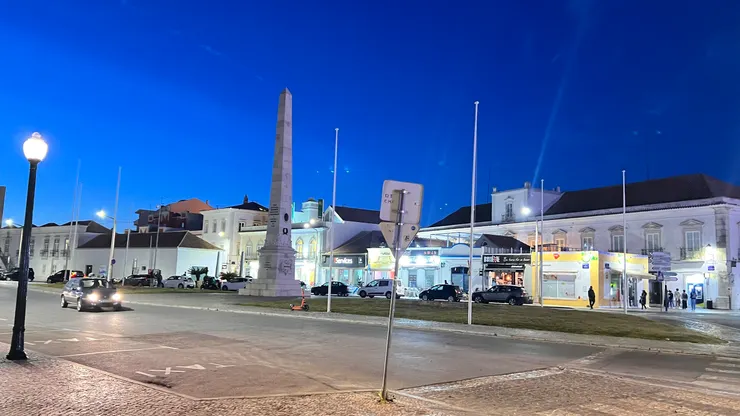 方尖碑為了紀念著名的法魯人Ferreira d'Almeida政治家兼葡萄牙海事部長。