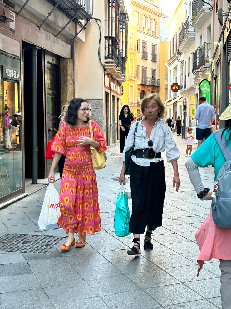 貫徹穿搭是整體的概念,連包包鞋子的色彩都與衣服相符