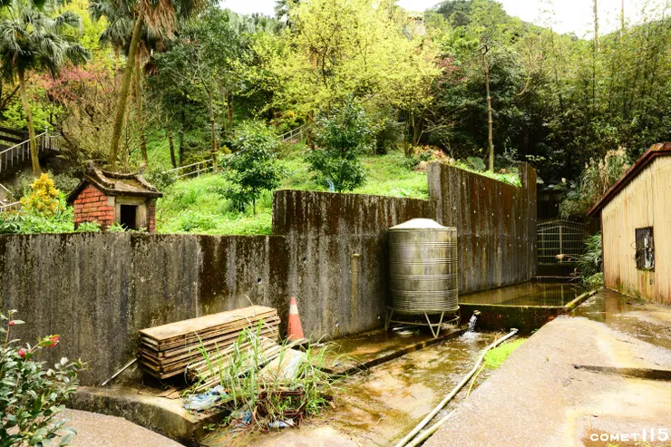 坑前積滿水的七番坑，照片左邊有一座小土地公廟