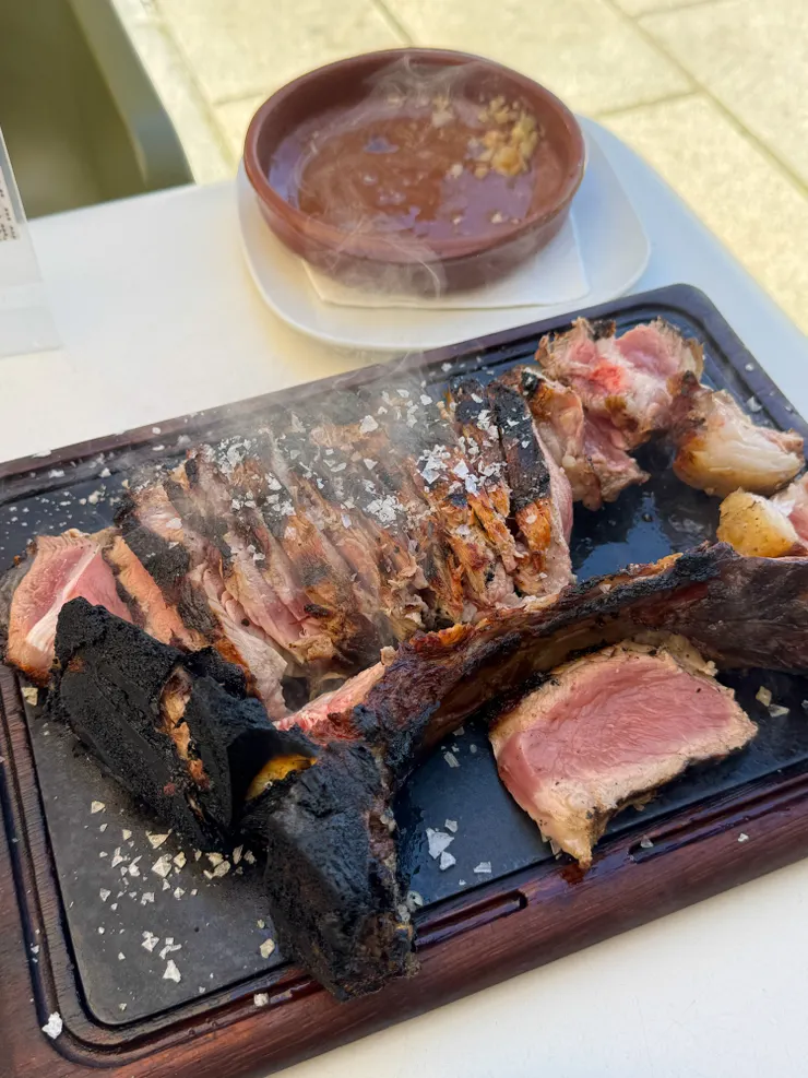 比臉大的戰斧牛排，烤得脆脆香香的配上粗塩，好香好好吃～～ 還有一上桌就完食的橄欖油蒜頭蝦配麵包！