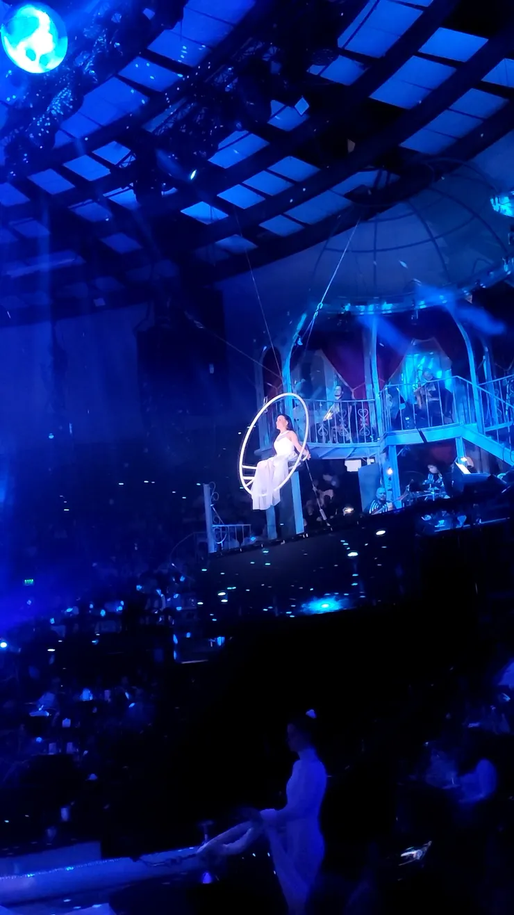 也會有歌手吊鋼絲下來