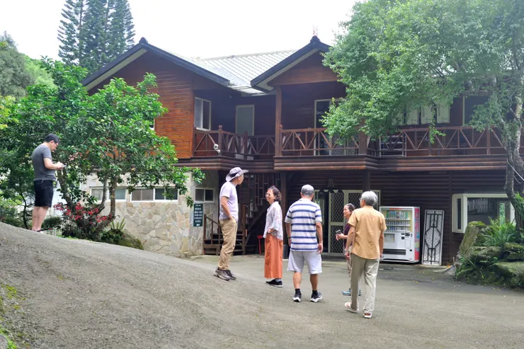 【一宿幸福過客退房後不思重返，走訪南苑與蔓森活為明年打算。與綠光幸福隔鄰的南苑渡假莊園，早餐後過去探探。背後那棟有3間4人房，一間8人房。】