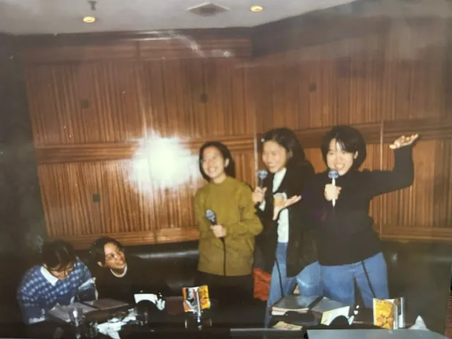 這張圖片是高中時和北一女同學翹課(翹了運動會下半場)去古代的錢櫃唱歌,超歡樂!(大約1996年吧,呵)