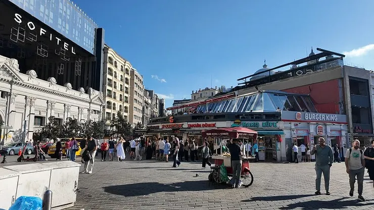 塔克辛廣場接壤獨立大街的地方，可以看到漢堡王左側有好幾間烤肉店接壤。有不少外國人在此消費。