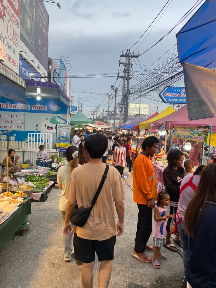 這不是觀光夜市,所以附近的居民都穿著隨性就來逛了