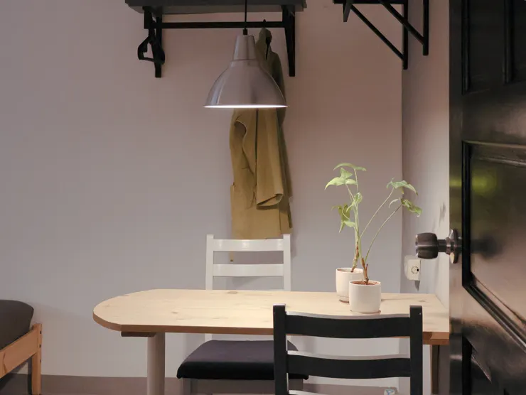 馬克為寢室空間特製的桌子