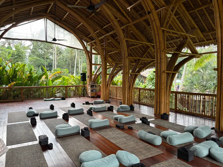 教室的兩邊是田園風景，瑜珈的輔助工具相對更完善