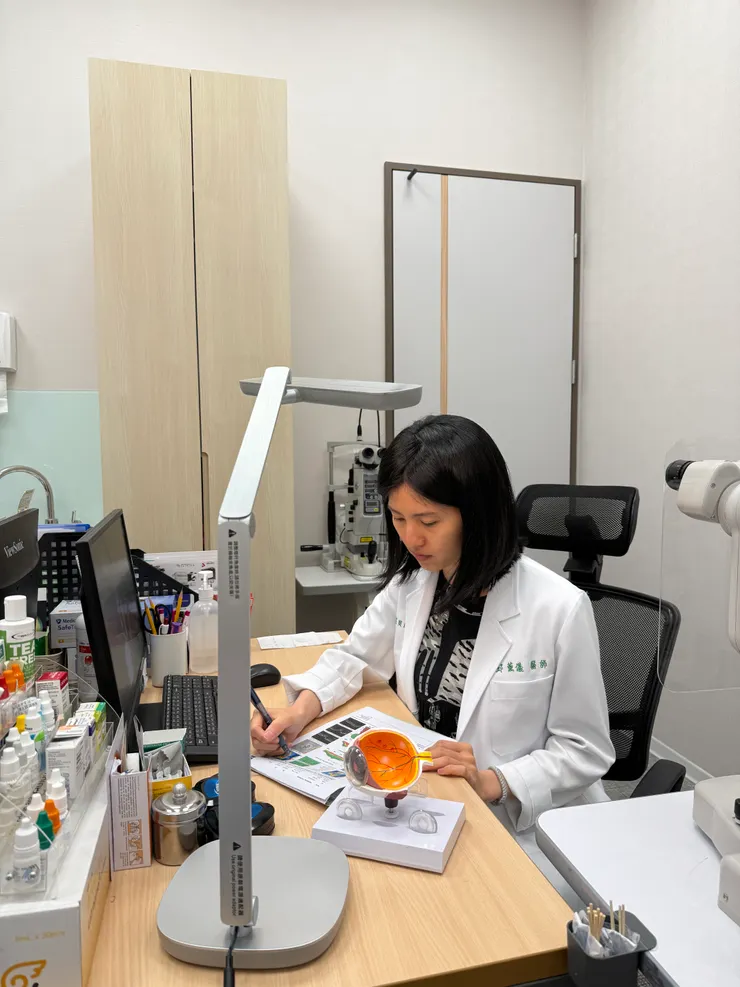 忙碌的看診生活最需要一盞好燈