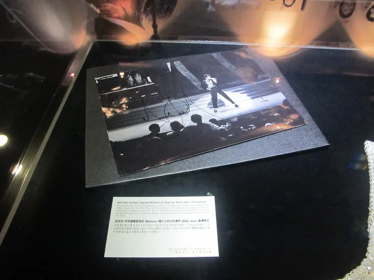 這張照片跟水晶手套放在同一個展示櫃裏。我真的很高興酒店方找得到這麼有紀念價值的珍品，大家有機會一定要去看看。