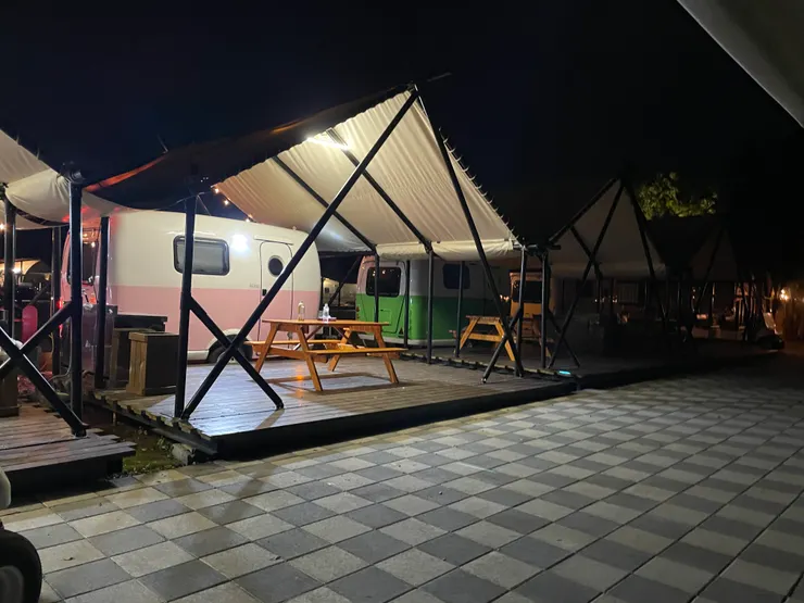 這種小小的露營車屋外型真的很可愛~