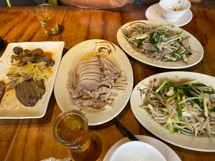 半隻鵝肉、鵝肝拼鵝腎、鵝腸炒雜菜和鵝雜炒雜菜