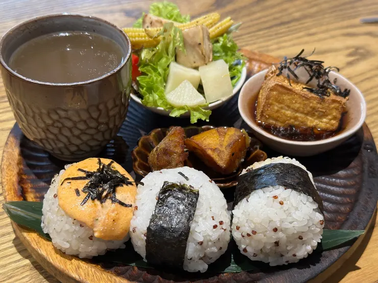 招牌餐點：Football飯糰有三粒
