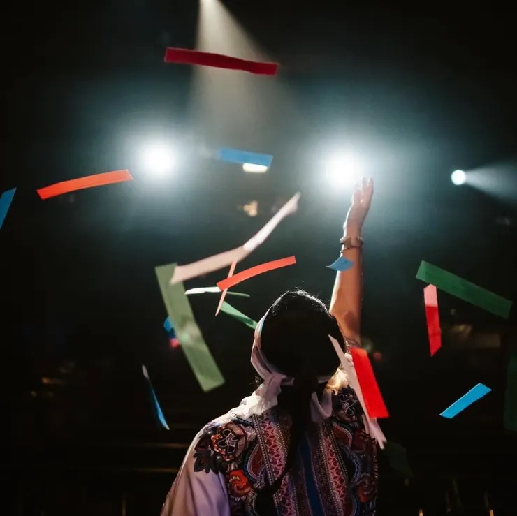 透過臺辭紙條的顏色，將觀眾分為四組。（圖片來源：https://www.facebook.com/oliveleaftheater）