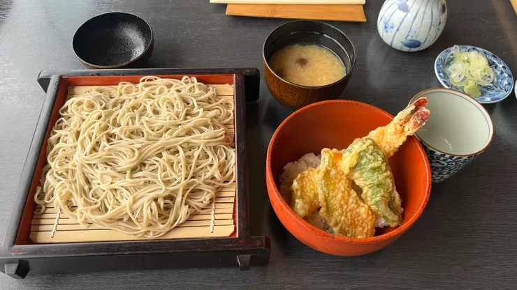 這個組合份量並不少，小天丼裡還有一隻完整炸蝦。