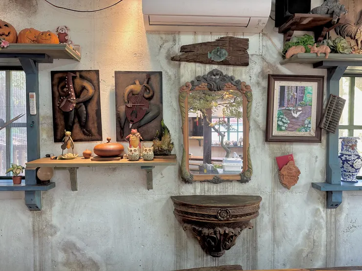 牆上掛滿了各式鄉村小物