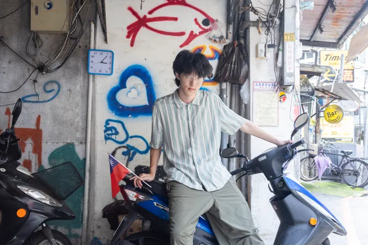 現場剛好有國旗，拔起來請模特Harry手持，同時讓畫面下方增加紅色元素