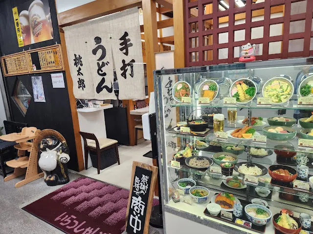 有賣烏龍麵和定食為主的餐館