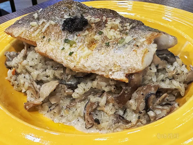 松露&菇菇給的很大方，看看燉飯裡有一半都是菇耶!太開心了~燉飯是用生米直接下鍋煮，米粒充分吸收白醬，米心微硬有咬勁，每一口都是松露野菇的香濃~鱸魚也蠻大一塊，皮Q肉嫩的很好吃