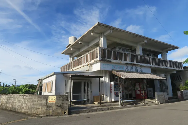 也是蠻"台灣感性"的雜貨店，很像小時候在鄉下會看到的店舖