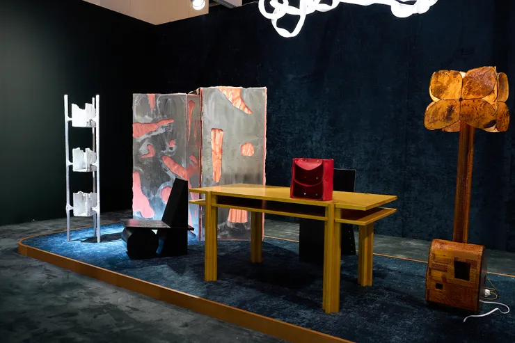 圖書館 - 藝術家  這裡居住著藝術家, 一位溫和的祖父, 稀有藏書與1960年代科幻夢境的品味家。他的圖書館是一個充滿對比的空間: 明亮卻寧靜, 結構嚴謹卻柔和, 是啞光漆、輕柔紙張、 閃爍絲綢和冷冽金屬交織而成的領域。每一個表面都講述著故事, 擁抱著清晰與神秘。法式的光線滲入其中, 空間逐漸融入水景庭院, 邀請靜謐的沉思與探索的快感。