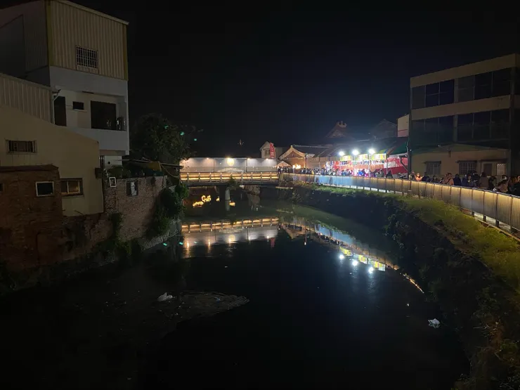 橋南老街的夜市連接到月津港水邊。