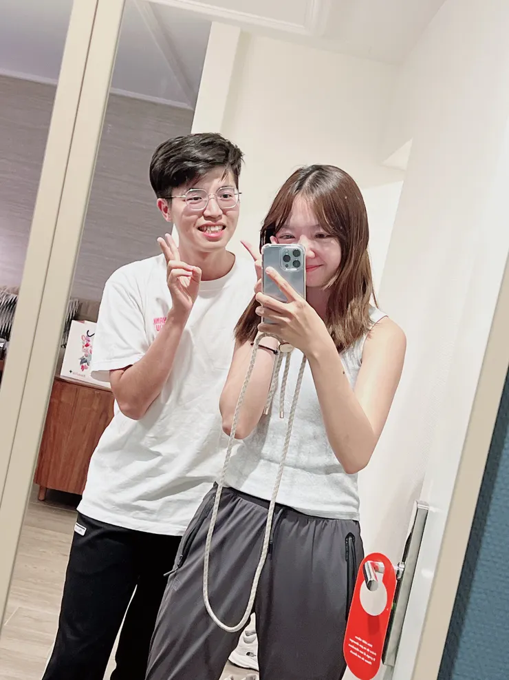 我與我的國小同學，在他們租的公寓合照。